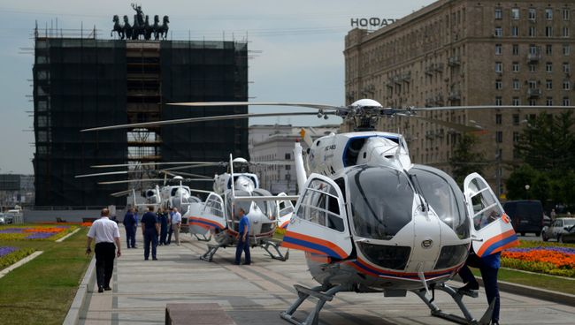 Вертолеты МЧС у станции метро Парк Победы Вертолеты МЧС у станции метро Парк Победы