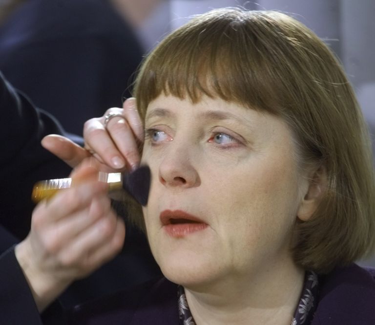 Ангела Меркель готовится к эфиру на телеканале ZDF в Берлине Ангела Меркель готовится к эфиру на телеканале ZDF в Берлине
