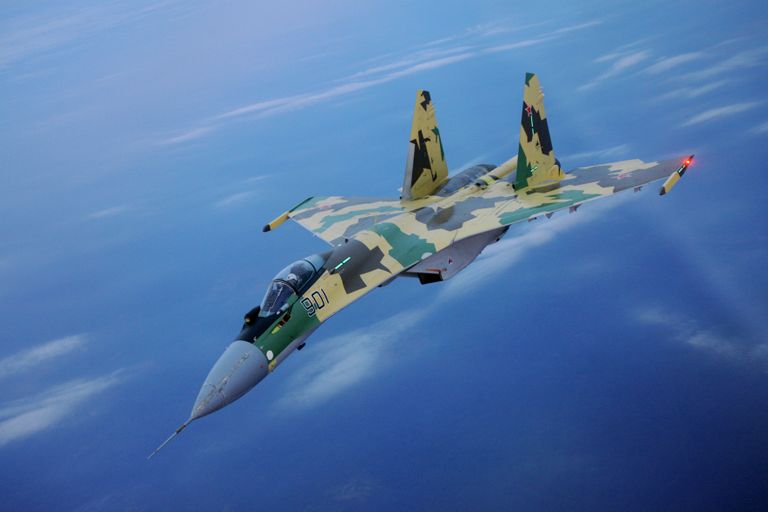 Российский многоцелевой истребитель СУ-35 Российский многоцелевой истребитель СУ-35