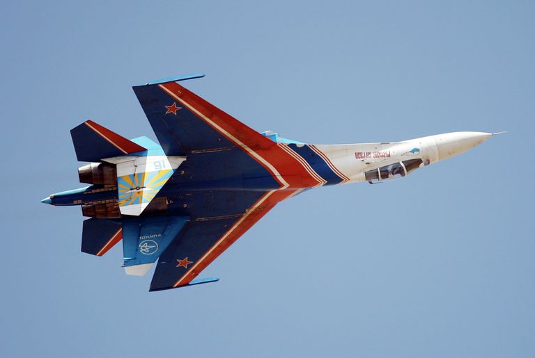 Российский многоцелевой высокоманёвренный всепогодный истребитель СУ-27 из пилотажной группы Русские Витязи Российский многоцелевой высокоманёвренный всепогодный истребитель СУ-27 из пилотажной группы Русские Витязи