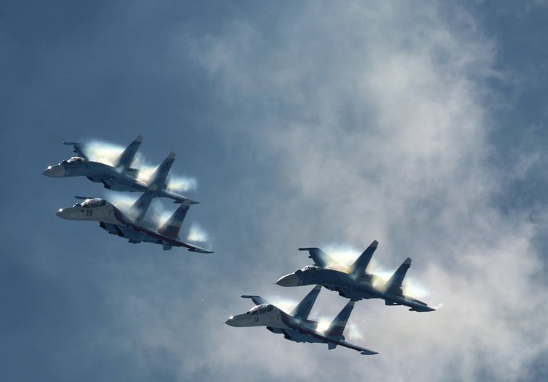 Истребители Су-27 пилотажной группы Соколы России Военно-воздушных сил РФ во время показательных полетов на Международном авиационно-космическом салоне МАКС-2011 Истребители Су-27 пилотажной группы Соколы России Военно-воздушных сил РФ во время показательных полетов на Международном авиационно-космическом салоне МАКС-2011