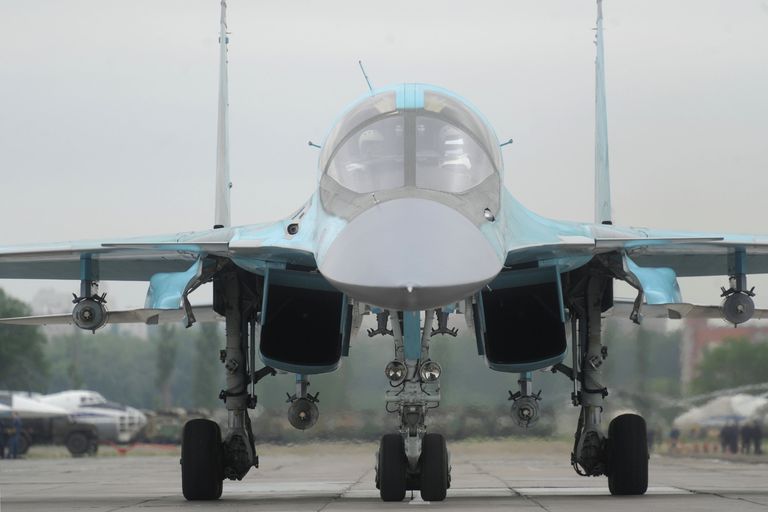 Истребитель-бомбардировщик Су-34 во время учений по проверке боеготовности войск Воздушно-космической обороны Истребитель-бомбардировщик Су-34 во время учений по проверке боеготовности войск Воздушно-космической обороны