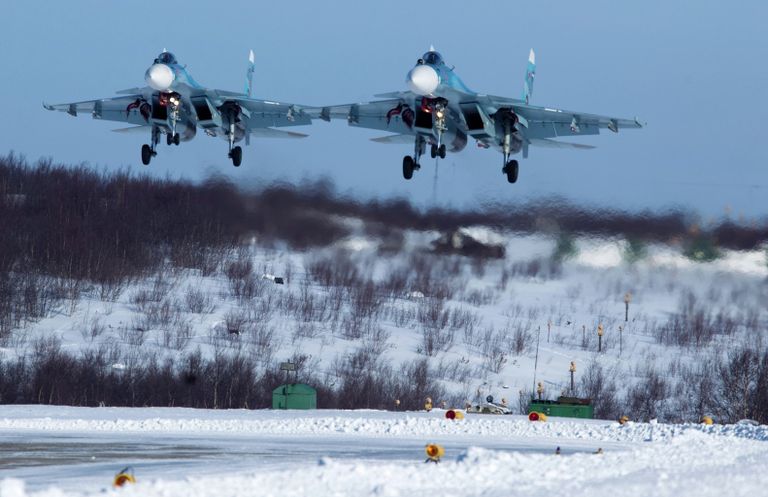 Пара истребетелей Су-33 279 отдельного корабельного истребительного авиаполка морской авиации Северного флота садится на аэродром Североморск-3 после выполнения учебно-тренировочного полета Пара истребетелей Су-33 279 отдельного корабельного истребительного авиаполка морской авиации Северного флота садится на аэродром Североморск-3 после выполнения учебно-тренировочного полета