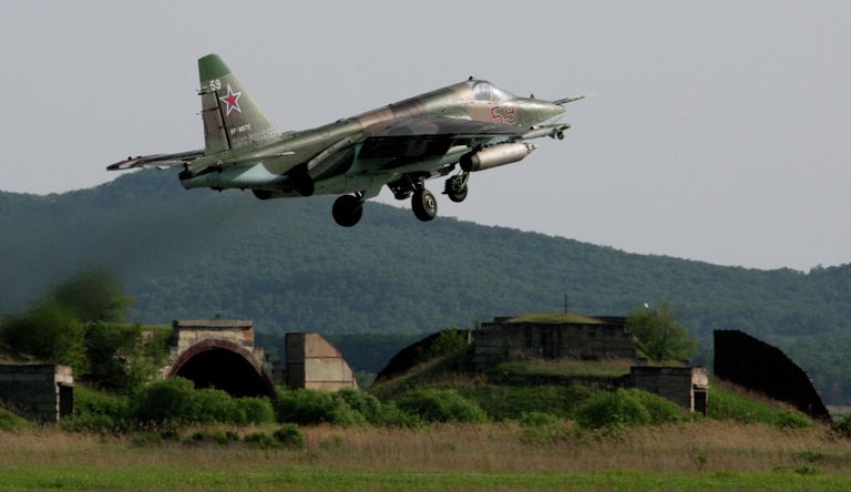 Штурмовик Су-25 СМ во время учебно-тренировочных полетов на авиабазе Черниговка в Приморском крае Штурмовик Су-25 СМ во время учебно-тренировочных полетов на авиабазе Черниговка в Приморском крае