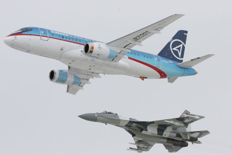 Новый гражданский пассажирский самолет Sukhoi SuperJet-100 (вверху) в сопровождении истребителя Су-35 (внизу) Новый гражданский пассажирский самолет Sukhoi SuperJet-100 (вверху) в сопровождении истребителя Су-35 (внизу)
