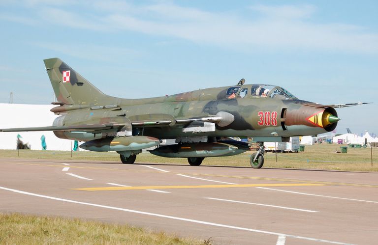 Советский истребитель-бомбардировщик СУ-17 Советский истребитель-бомбардировщик СУ-17