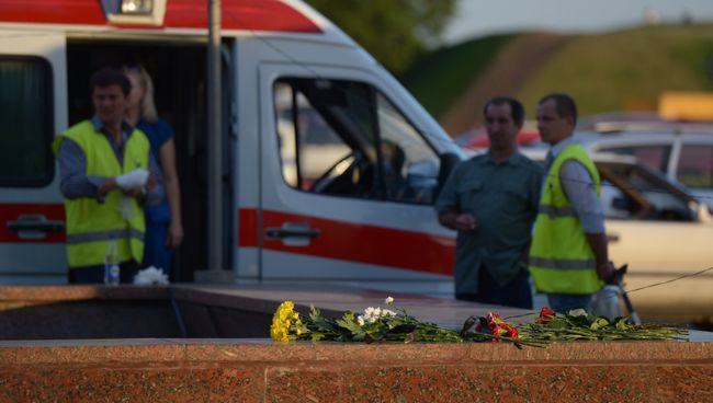 Люди приносят цветы к месту трагедии в московском метро Люди приносят цветы к месту трагедии в московском метро
