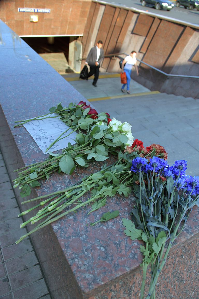 Цветы на месте трагедии в московском метро Цветы на месте трагедии в московском метро