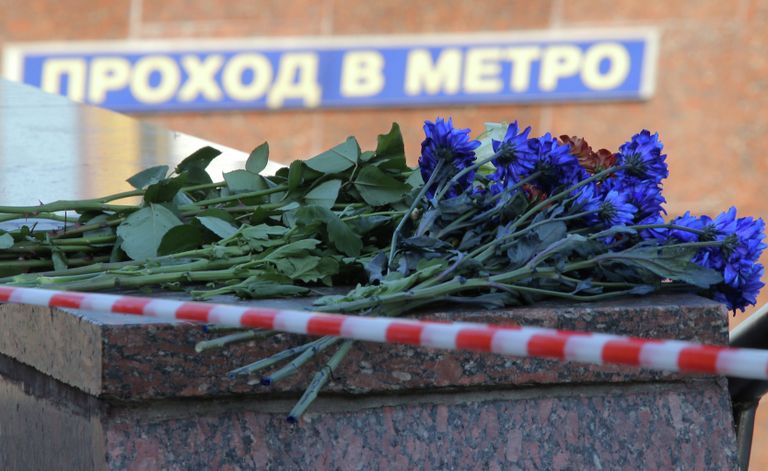Цветы на пандусе пешеходного перехода станции метро Славянский бульвар Цветы на пандусе пешеходного перехода станции метро Славянский бульвар