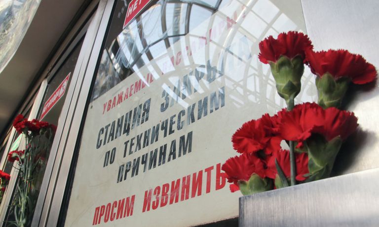 Цветы у входа на станцию метро Славянский бульвар Цветы у входа на станцию метро Славянский бульвар