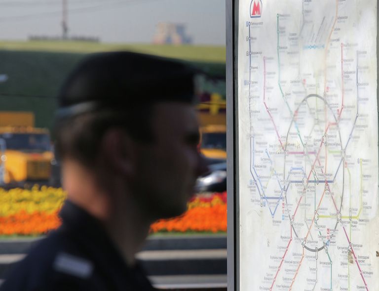 Сотрудник полиции в оцеплении у входа на станцию метро Парк Победы Сотрудник полиции в оцеплении у входа на станцию метро Парк Победы