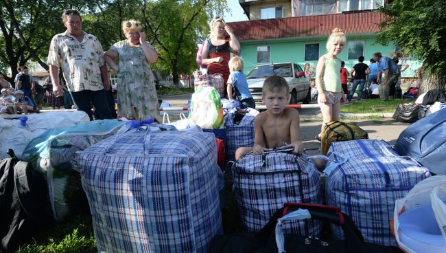 Жители Донецкой области перед отправкой автобусов с беженцами из Донецка в Россию. Архивное фото Жители Донецкой области перед отправкой автобусов с беженцами из Донецка в Россию. Архивное фото