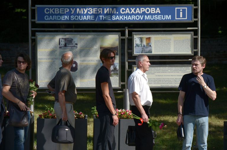 Жители Москвы во время прощания с правозащитницей Валерией Новодворской