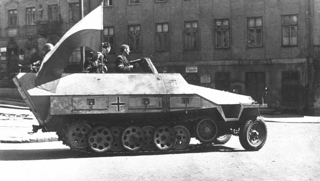 Захваченная польскими повстанцами бронемашина вермахта. Варшавское восстание 1944
