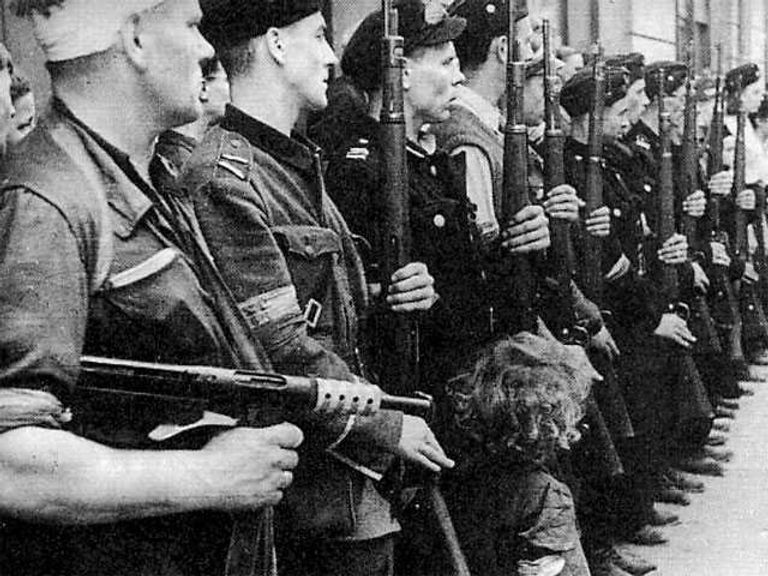 Почётный взвод батальона Kiliński. Варшава, сентябрь 1944 года Почётный взвод батальона Kiliński. Варшава, сентябрь 1944 года