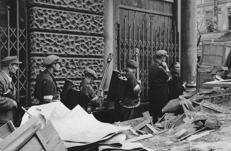 Огнеметчики восставших среди баррикад. Варшава, начало августа 1944 Огнеметчики восставших среди баррикад. Варшава, начало августа 1944