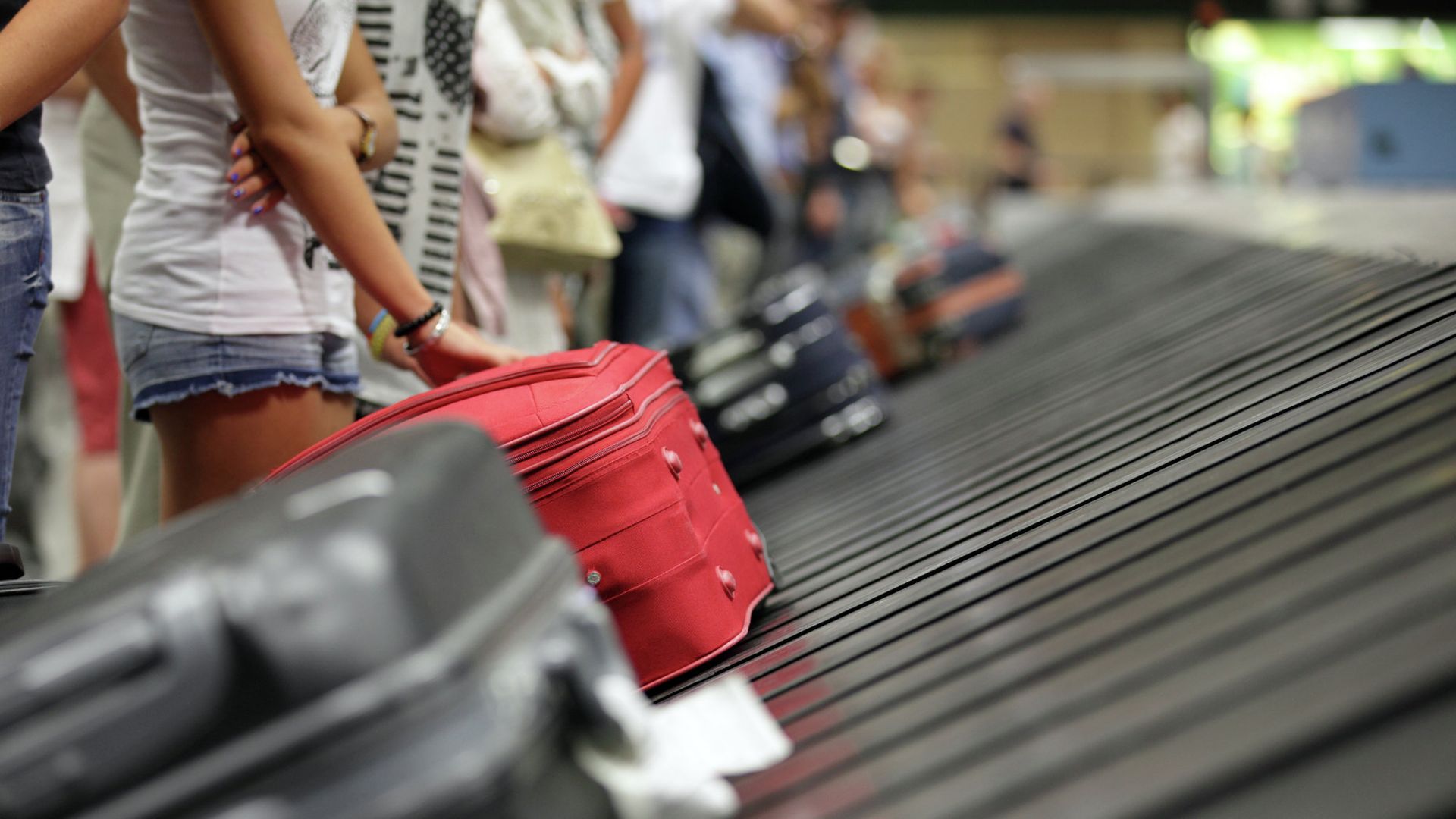 Туристы с чемоданами в аэропорту Туристы с чемоданами в аэропорту - РИА Новости, 1920, 17.11.2025