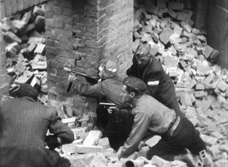 Солдаты Армии Крайовой воюющие на улицах Варшавы, сентябрь 1944 Солдаты Армии Крайовой воюющие на улицах Варшавы, сентябрь 1944