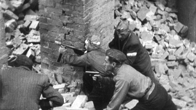 Солдаты Армии Крайовой воюющие на улицах Варшавы, сентябрь 1944