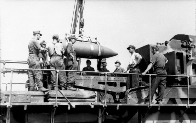 Немецкие солдаты заряжают самоходную мортиру Карл. Возле Варшавы, Август-сентябрь 1944 Немецкие солдаты заряжают самоходную мортиру Карл. Возле Варшавы, Август-сентябрь 1944