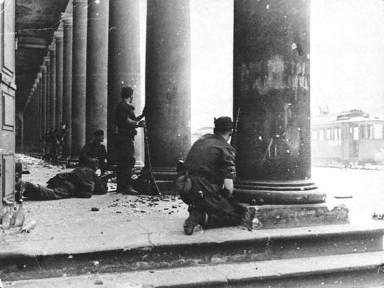 Уличные бои во время Варшавского восстания 1944 года Уличные бои во время Варшавского восстания 1944 года