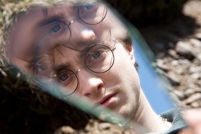 Актер Дэниэл Рэдклифф на съемках фильма Гарри Поттер и Дары смерти, Часть 1 Актер Дэниэл Рэдклифф на съемках фильма Гарри Поттер и Дары смерти, Часть 1