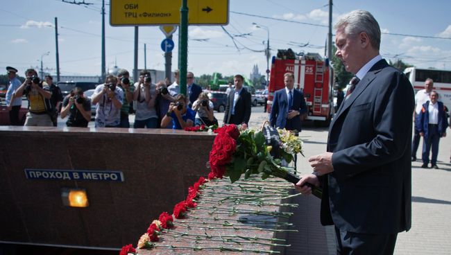 С.Собянин возложил цветы у метро Парк Победы С.Собянин возложил цветы у метро Парк Победы