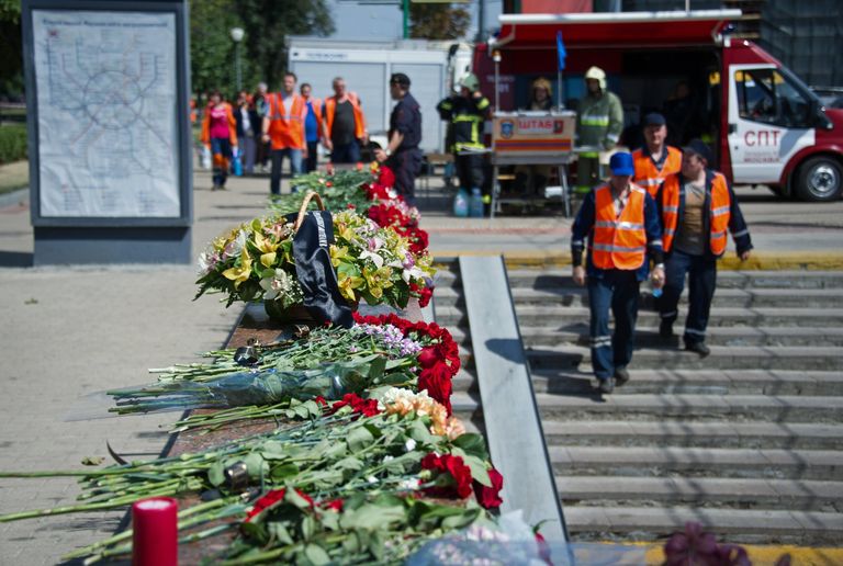 Цветы у входа в метро Парк Победы Цветы у входа в метро Парк Победы