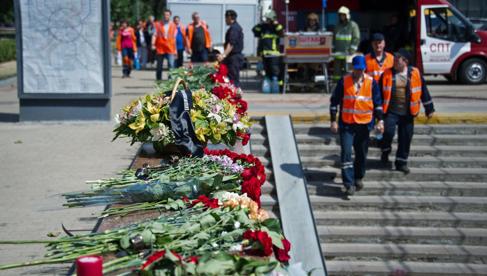 Цветы у входа в метро Парк Победы. Архивное фото Цветы у входа в метро Парк Победы. Архивное фото - РИА Новости, 1920, 23.08.2014