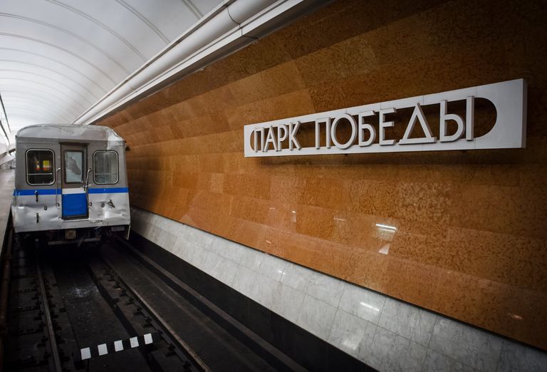 Вагон московского метрополитена, поврежденный в результате аварии утром 15 июля 2014 года на перегоне Парк Победы Вагон московского метрополитена, поврежденный в результате аварии утром 15 июля 2014 года на перегоне Парк Победы