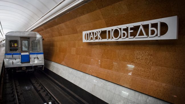 Вагон московского метрополитена, поврежденный в результате аварии утром 15 июля 2014 года на перегоне Парк Победы - Славянский бульвар Вагон московского метрополитена, поврежденный в результате аварии утром 15 июля 2014 года на перегоне Парк Победы - Славянский бульвар