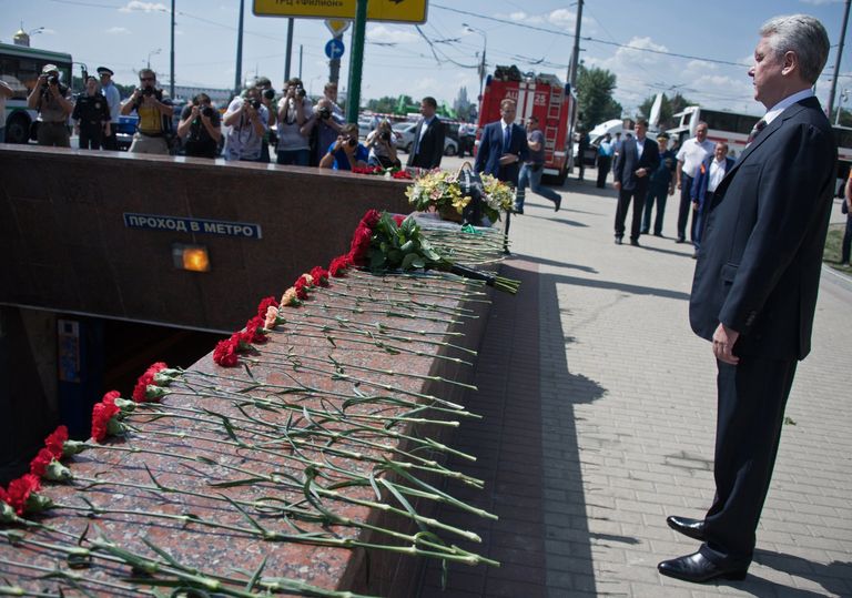 Мэр Москвы Сергей Собянин у входа в метро Парк Победы Мэр Москвы Сергей Собянин у входа в метро Парк Победы
