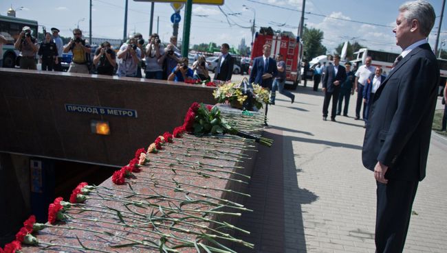 Мэр Москвы Сергей Собянин у входа в метро Парк Победы
