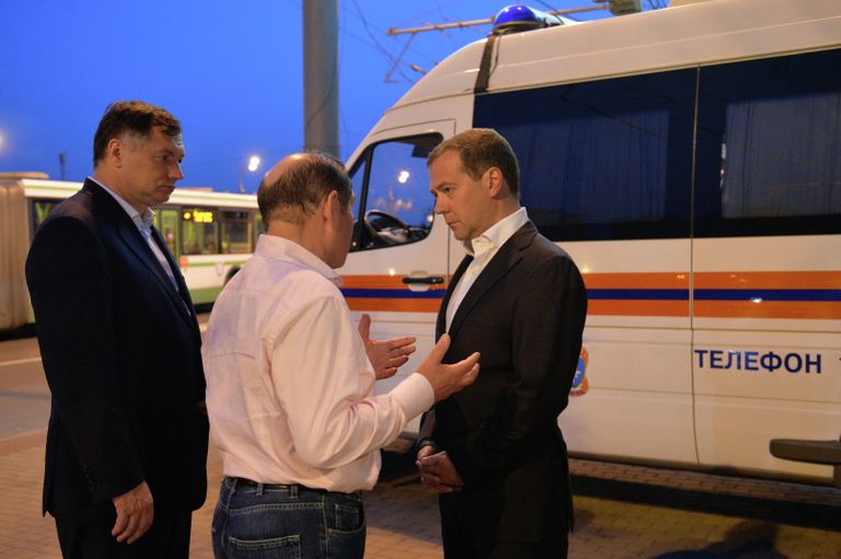 Председатель правительства РФ Дмитрий Медведев и заместитель мэра Москвы по вопросам жилищно-коммунального хозяйства и благоустройства Петр Бирюков у входа в метро Парк Победы Председатель правительства РФ Дмитрий Медведев и заместитель мэра Москвы по вопросам жилищно-коммунального хозяйства и благоустройства Петр Бирюков у входа в метро Парк Победы