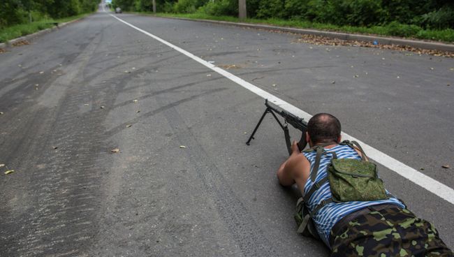 Боец ополчения возле аэропорта Донецка Боец ополчения возле аэропорта Донецка