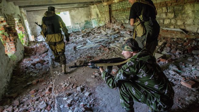 Бойцы ополчения во время разведки возле аэропорта Донецка. Архивное фото Бойцы ополчения во время разведки возле аэропорта Донецка. Архивное фото