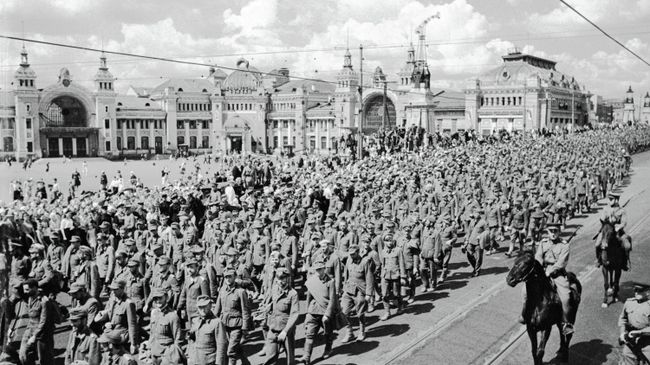 Колонна пленных немцев перед Белорусским вокзалом в Москве. 17 июля 1944