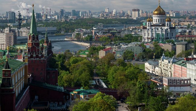 Вид на башни Московского Кремля, Александровский сад и храм Христа Спасителя. Архивное фото Вид на башни Московского Кремля, Александровский сад и храм Христа Спасителя. Архивное фото