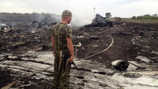 Боец народного ополчения на месте крушения Boeing 777 компании Malaysia Airlines