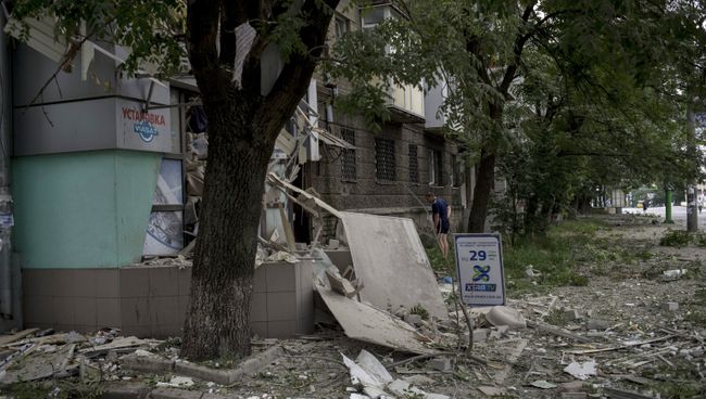 Последствия артиллерийского обстрела в Луганске. Архвиное фото