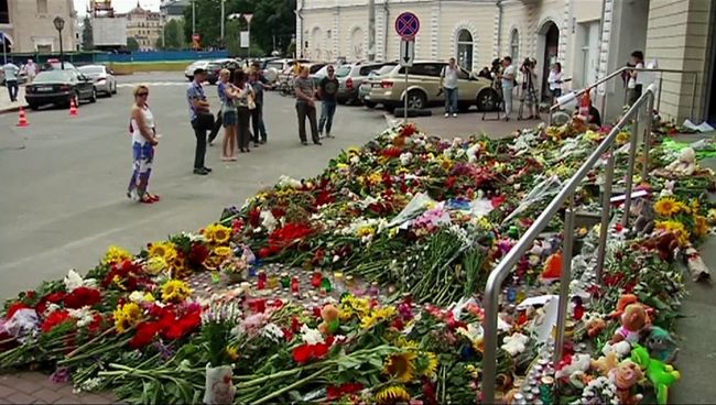 Люди принесли свечи, цветы и игрушки к посольству Нидерландов в Киеве Люди принесли свечи, цветы и игрушки к посольству Нидерландов в Киеве