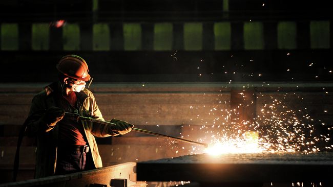 Рабочий Череповецкого металлургического комбината ОАО Северсталь
