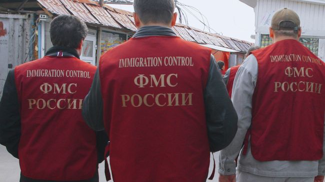 Сотрудники Федеральной миграционной службы (ФМС России). Архивное фото Сотрудники Федеральной миграционной службы (ФМС России). Архивное фото