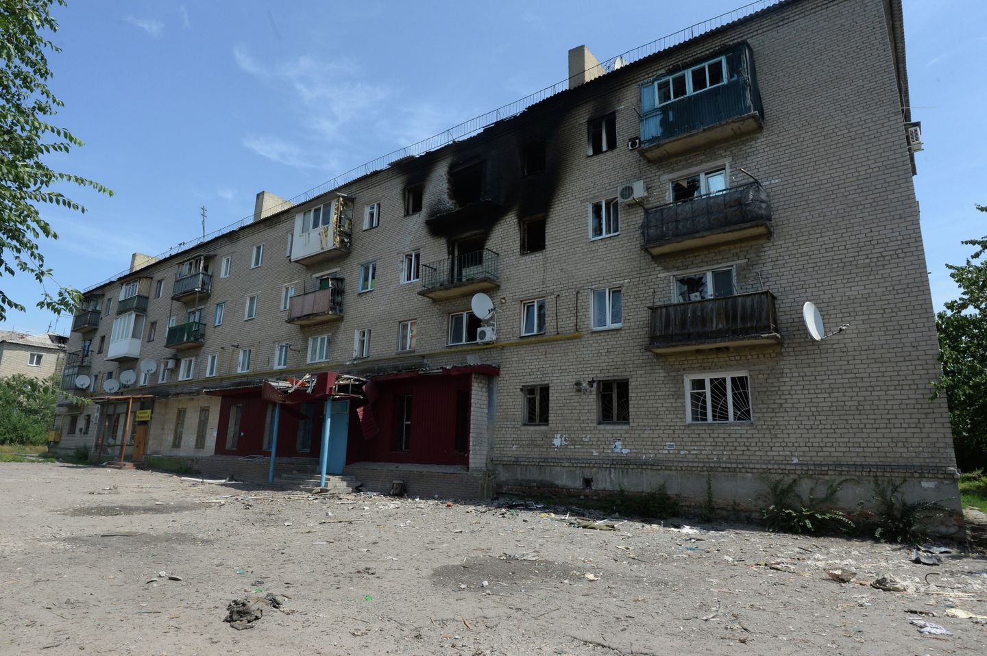 Жилой многоквартирный дом в поселке Пески Донецкой области, пострадавший от артиллерийского обстрела города украинскими силовиками