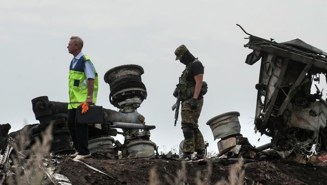 На месте крушения самолета Boeing 777 авиакомпании Malaysia Airlines на Украине