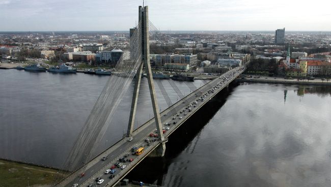 Вантовый мост через реку Даугаву в Риге Вантовый мост через реку Даугаву в Риге