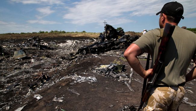 Боец народного ополчения на месте крушения самолета Boeing 777 авиакомпании Malaysia Airlines на Украине Боец народного ополчения на месте крушения самолета Boeing 777 авиакомпании Malaysia Airlines на Украине
