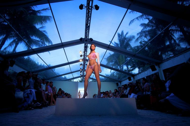Неделя пляжной моды Mercedes-Benz Fashion Week в Майами Неделя пляжной моды Mercedes-Benz Fashion Week в Майами