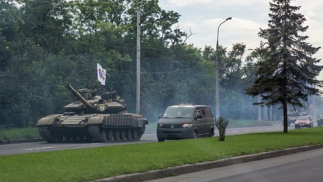 Бойцы народного ополчения на дороге в Донецке Бойцы народного ополчения на дороге в Донецке
