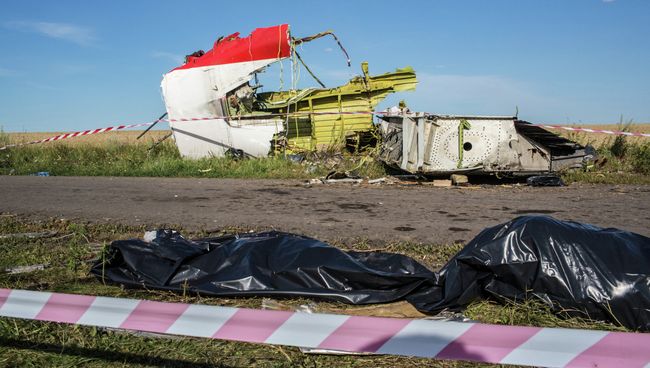 На месте крушения самолета Boeing 777 авиакомпании Malaysia Airlines на Украине На месте крушения самолета Boeing 777 авиакомпании Malaysia Airlines на Украине